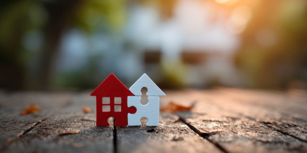 Maisons miniatures rouge et blanche en forme de puzzle imbriquées sur du bois, illustrant la fusion des créances immobilières.