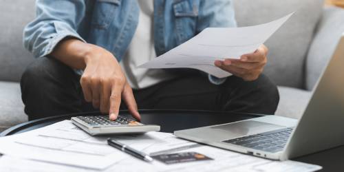 Surendettement : les charges courantes pèsent plus lourd pour les ménages précaires