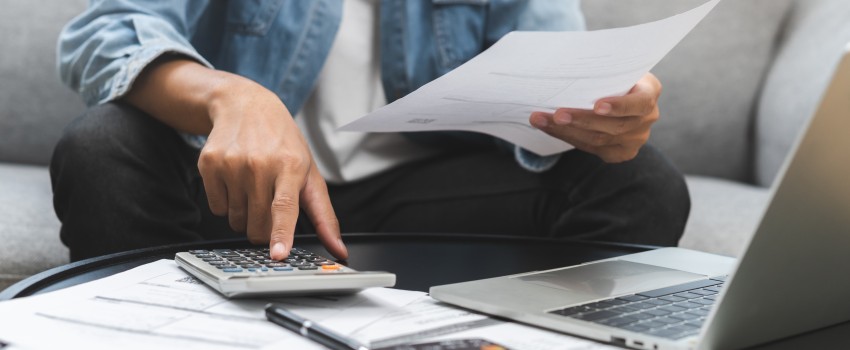 Surendettement : les charges courantes pèsent plus lourd pour les ménages précaires