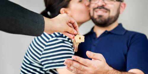 Couple heureux recevant les clés de sa nouvelle maison