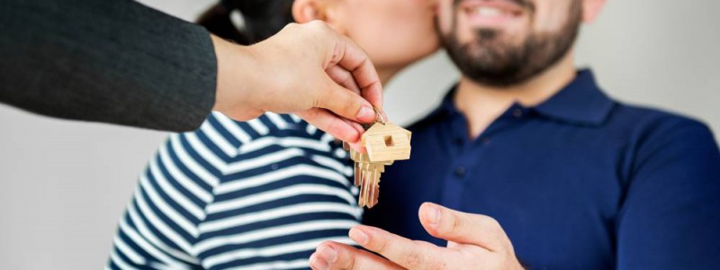 Couple heureux recevant les clés de sa nouvelle maison