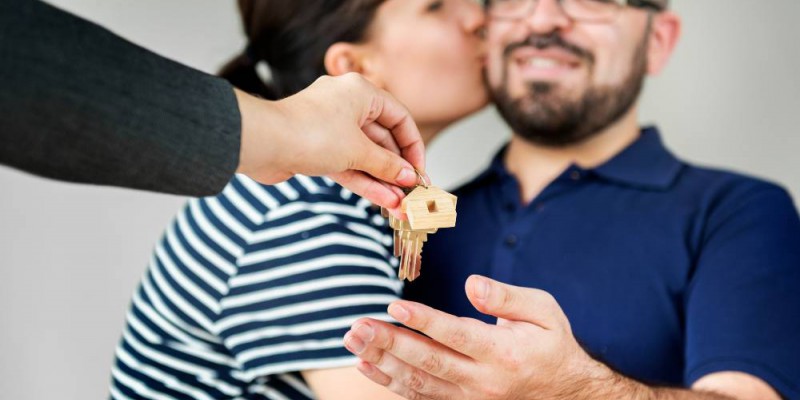 Couple heureux recevant les clés de sa nouvelle maison