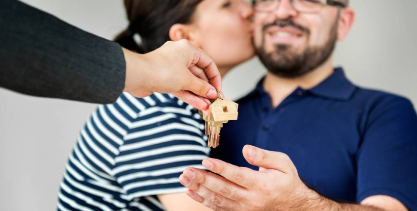 Couple heureux recevant les clés de sa nouvelle maison