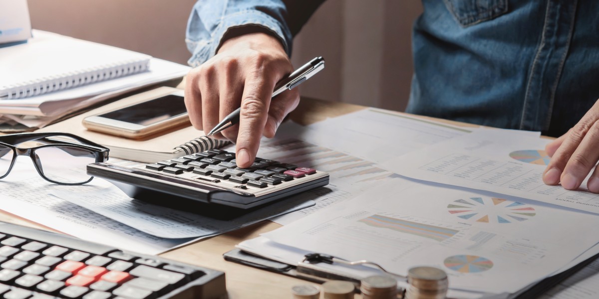 Homme en train de faire les compte dans sa trésorerie