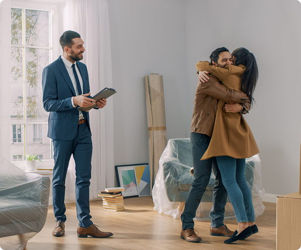 Agent immobilier avec couple heureux qui va emménager